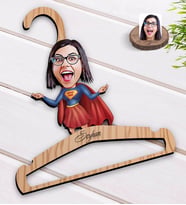 BK Gift Kişiye Özel Süper Anne Karikatürlü Standart Boy Ahşap Elbise Askısı-1