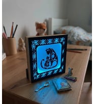 Dekoratif Kedi Temalı Ahşap Gece Lambası – LED Aydınlatmalı