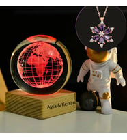 Kişiye Özel Dekoratif Işıklı Ahşap Kaideli Dünya Cam Küre Ve Lotus Çiçeği Kolye