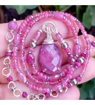 2846 Yakut Spinel Hematit el yapımı çelik aparatlı kolye