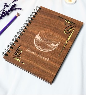 Kişiye Özel Manzara Desenli Ahşap Kapaklı Defter - Ajanda - İsme Özel - A5 60 Yaprak (120 SAYFA) Hediyelik (Gold)