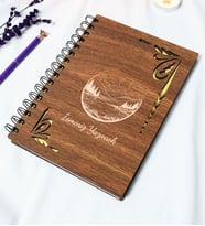 Kişiye Özel Manzara Desenli Ahşap Kapaklı Defter - Ajanda - İsme Özel - A5 60 Yaprak (120 SAYFA) Hediyelik (Gold)
