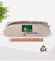 Çocuklara Özel İsimli Sınıflı Kız Öğrenci Karikatürlü Keten Okul Kalemliği ve Ahşap Kurşun Kalem Hediye Seti-1