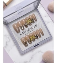 Louésse Golden Bloom Takma Tırnak 12’li Nude Gold Çiçek Detaylı Glitter Elegant Nail