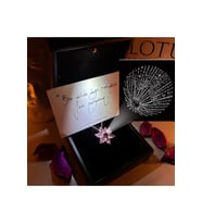 100 DİLDE SENİ SEVİYORUM YAZAN LOTUS KOLYE & IŞIKLI KOLYE KUTUSU (ROSE GOLD) 925 Ayar Gümüş Kolye