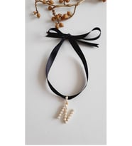 N HARF TARZ İNCİLİ KURDELA CHOKER KOLYE