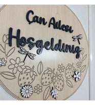Kişiye Özel İsimli Çilek Bahçesi Ahşap Kapı Süsü  Yeni Ev Hediyesi Dekoratif MDFlam İsimlik 30 cm   Hediye