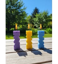 GEOMETRİK DALGA 3'LÜ HEDİYELİK DEKORATİF HOŞ KOKULU PARAFİN WAX MUM (MOR + SARI + MAVİ RENKLİ)
