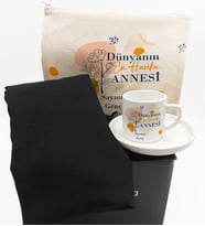 Kişiye Özel Dünyanın En Harika Annesi Tasarımlı Fincan&Kişiye Özel Bez Çanta&Siyah Şal Hediye Kutusu