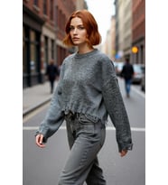 Kadın Oversize Triko Crop Kazak Düşük Kollu Akıtma Detaylı Yumuşak Dokusuyla Modern Şıklık Sunar