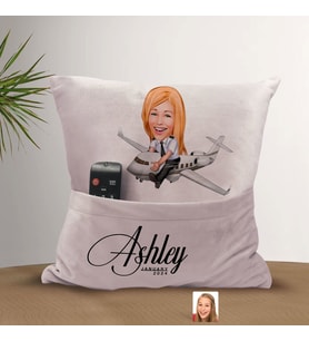 BK Gift Kişiye Özel Pilot Karikatür Tasarımlı Organizer Kumanda ve Atıştırmalık Cepli Pembe Kırlent Yastık-1 Arkadaşa Hediye, Cepli Yastık