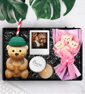 Bearista Şapkalı Pipetli Ayıcık Cam Bardak & Çerçeve & Üçlü Peluş Ayıcık Buketi & Mum Hediye Seti
