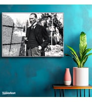 Gümüş Renk Metal Çerçeveli Tamperli Cam Tablo Atatürk Bahçede Bastonlu Duruş Atatürk Tablosu Duvar Dekoru