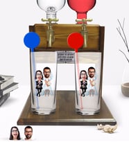 BK Gift Kişiye Özel Renkli Baskılı Sevgililer Karikatürlü İkili Vodka Bardağı ve Çift Musluklu Doğal Ahşap Vodka Standı-16 (Model 1)