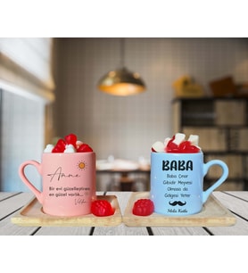 Anne & Baba Çift Tasarımlı Pembe & Mavi Ahşap Tabaklı Kişiye Özel Türk Kahvesi Fincanı Seti