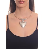Kadın Antik Gümüş Kaplama Kabartma Dokulu Kalkan Charm Detaylı Kolye