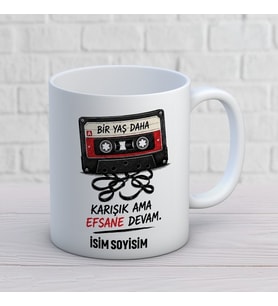 Kişiye Özel Bir Yaş Daha Karışık Ama Efsane Devam Baskılı Kupa – Retro Kaset Temalı Doğum Günü Hediyesi