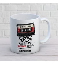 Kişiye Özel Bir Yaş Daha Karışık Ama Efsane Devam Baskılı Kupa – Retro Kaset Temalı Doğum Günü Hediyesi