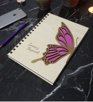 Kişiye Özel Kelebek Desenli Ahşap Kapaklı Defter - Ajanda - İsme Özel - A5 60 Yaprak (120 SAYFA) Hediyelik (Pembe)