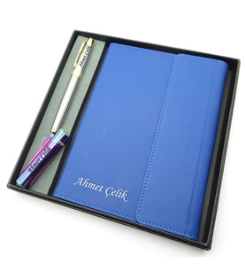 Signator® Codex  N330 Kişiye Özel Defterli Set - İsme Özel Gümüş Kalem + İsme Özel Mavi Defter + İsme Özel Gökkuşağı Çakmak  İsme Özel Kutusunda Hediyelik Set (Karışık)