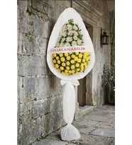 Beyaz Gerbera ve Sarı Cinyalarla Tek Katlı Tasarlanabilir Çelenk