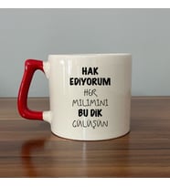 Hak Ediyorum Her Milimini Bu Dik Gülüşün Baskılı Kırmızı Kulplu D Kupa (Beyaz)