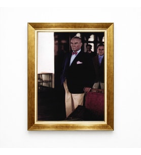 Tablore Atatürk Kütüphane Pozu Dekoratif Tablo - Karizmatik Atatürk Çerçeveli
