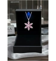 IŞIKLI KUTUDA 925 AYAR GÜMÜŞ LOTUS KADIN KOLYE (pudra)