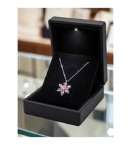 IŞIKLI KUTUDA 925 AYAR GÜMÜŞ LOTUS KADIN KOLYE (pudra)