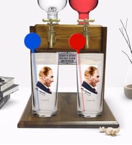 BK Gift Kişiye Özel Renkli Baskılı Atatürk Temalı İkili Vodka Bardağı ve Çift Musluklu Doğal Ahşap Vodka Standı-11 (Model 1)