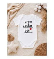Anne Baba Ben Baskılı Bebek Zıbını – Kalp Detaylı Eğlenceli Kız ve Erkek Bebek Body