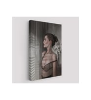 Güzel Kadın Pencereden Dışarı Bakıyor Kanvas Tablosu-5257
