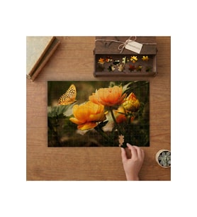 Sarı Çiçeklere Konan Güzel Sarı Kelebek Tasarımı 240 parça Ahşap Puzzle Ahşap Kutuda MP04697