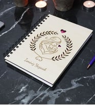 Kişiye Özel Anne Bebek Desenli Ahşap Kapaklı Defter - Ajanda - İsme Özel - A5 60 Yaprak (120 SAYFA) Hediyelik (Pembe)