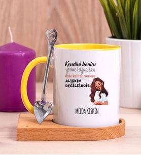 Kişiye Özel Alışıkın Değilsindir Tasarım Esprili Ahşap Altlıklı Sarı Kupa Bardak