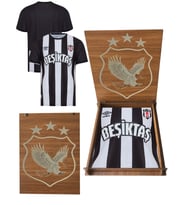 Beşiktaş Orijinal Lisanslı Kartal Ahşap Kutulu Çubuklu Forma (Siyah - Beyaz)