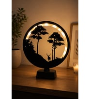 Dekoratif LED Işıklı Orman ve Geyik Silüetli Masa Lambası – Modern Ortam Aydınlatma Dekoru 22X29CM Ebat