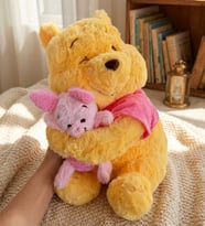 birbirine sarılan peluş winnie pooh piglet