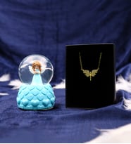Işıklı Mini Mavi Melek Kar Küresi & Gold Renk Melek Kolye Hediye Seti