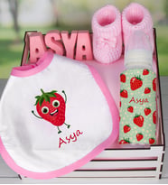 eJOYA Ahşap Sandıkta Kişiye Özel Önlük Biberon Taş İsimlik Ve Patik Bebek Hediye Seti 109537 (Mavi)