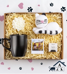 Kişiye Özel Kedi Sevgisi Hediye Seti- Amigurumi Sevimli Kedi- Lotus Mum- Siyah Kupa- Teashop Müslin Çay- Polaroid Fotoğraf