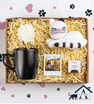 Kişiye Özel Kedi Sevgisi Hediye Seti- Amigurumi Sevimli Kedi- Lotus Mum- Siyah Kupa- Teashop Müslin Çay- Polaroid Fotoğraf