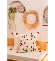 Doğa Motifli Püsküllü Kırlent Kılıfı (Kırmızı)