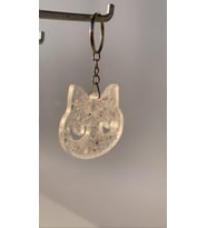 Beyaz Glitter Süslemeli Kedi Köpek Yüzü Anahtarlık Handmade İçeriği El Yapımı Epoksi Hediyelik