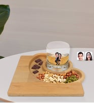 BK Gift Kişiye Özel Sevgililer Karikatürlü Viski Bardağı ve Doğal Masif Ahşap Yarım Ay Sunum Tabağı Çerezlik Hediye Seti-6