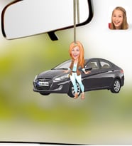 BK Gift Kişiye Özel Kadın Hyundai Accent Karikatürlü Ahşap Plakalı Araba Dikiz Ayna Süsü-1 , Arkadaşa Hediye, Sevgiliye Hediye, Araba Hediyesi (Beyaz)