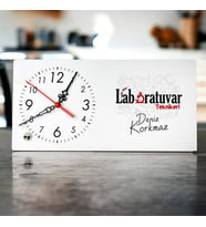 Laboratuvar Teknikerlerine Özel Şık Masa Saati