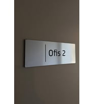 Metal Görünümlü Fırça Desenli Logolu Ofis Kapı İsimliği Kendinden Yapışkanlı (Gri)