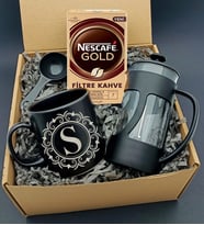 Kişiye Özel Gümüş Baş Harf Baskılı Siyah Kupa & French Press & Nescafe Gold Filtre Kahve Hediye Seti
