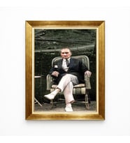 Tablore Atatürk Hasır Koltukta Dinlenirken Kanvas Tablo - Altın Çerçeveli Karizmatik Portre
